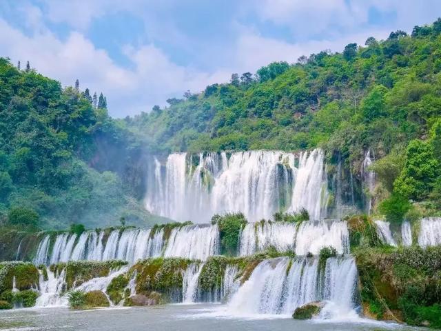 逃离高温！高铁直达22℃清凉之都，比六盘水凉快！草原惊艳瀑布奇绝，人均50吃到爽！