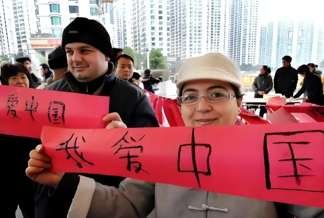 东方旋风席卷欧美！中国免签政策火出圈，老外直呼想“润”来中国