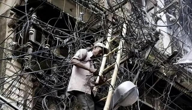 日本教授：看不懂中国，电线杆便宜不用，非要多花钱铺设地下电缆