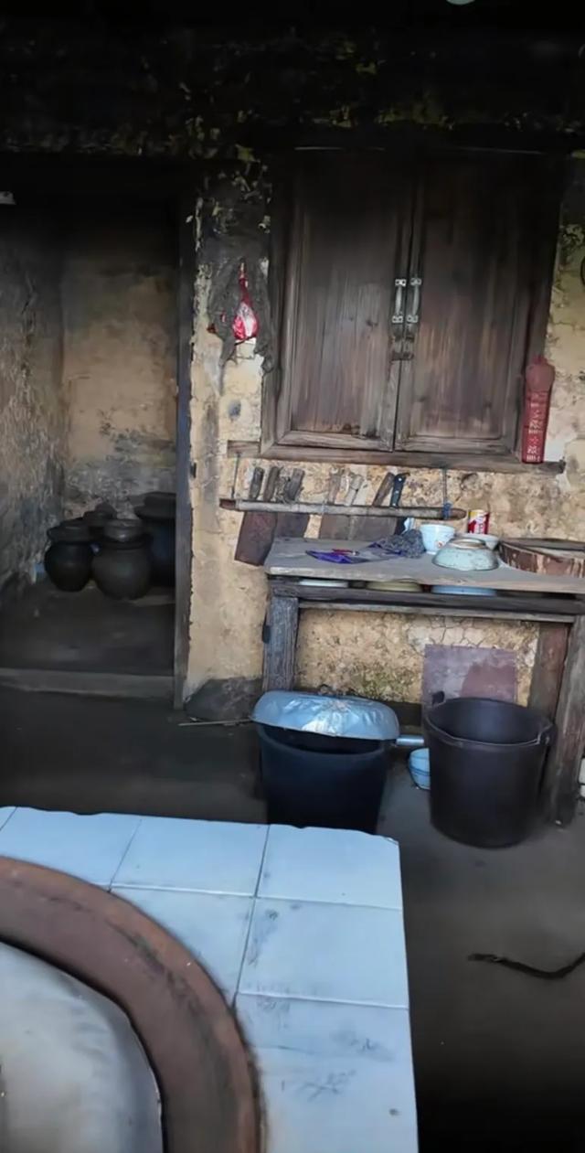 探访韶关深山老林目前无人居住的小村庄，周围杂草丛生，一片荒芜