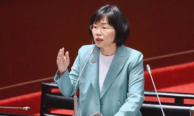 洪秀柱刚观礼9·3阅兵，岛内支持度大反转，台当局矛头对准新北