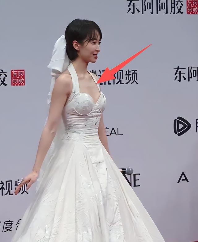 海南红毯好俗，毛晓彤挤出副乳，张萌深V不怕走光，宋茜胸骨凸出