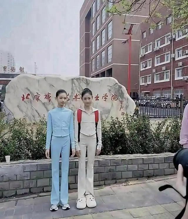 北戏招生现两个女孩，素颜胜过浓妆，路人纷纷回头