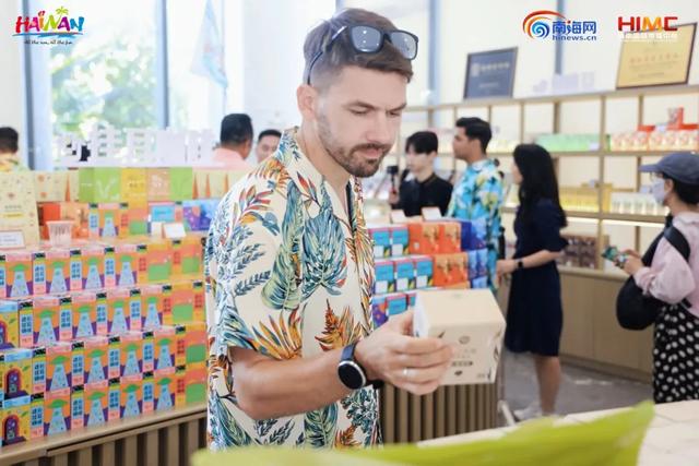 线下打卡赢好礼、精彩活动抢先看！万宁“双节”玩乐宝典→