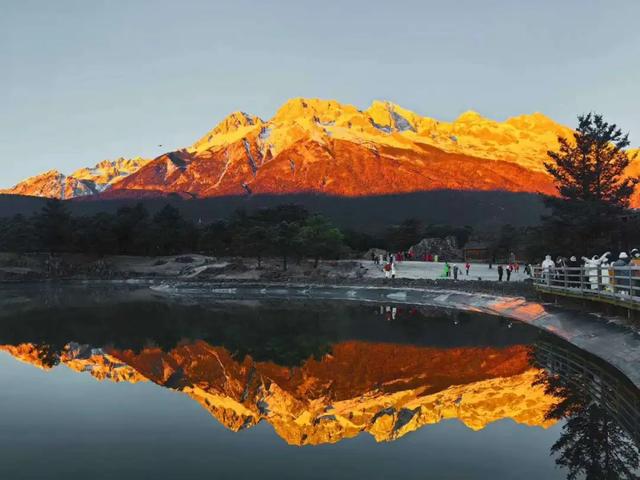 秋冬来丽江，把一年的好运都收进这场“日照金山”里