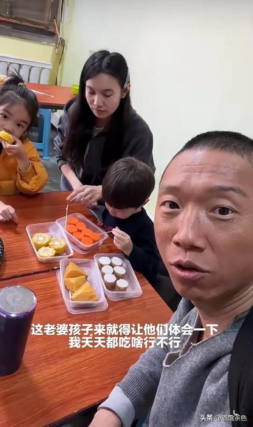 怪不得宋家腾能这么火，看看他妻子是谁就知道了，娶个贤妻旺三代