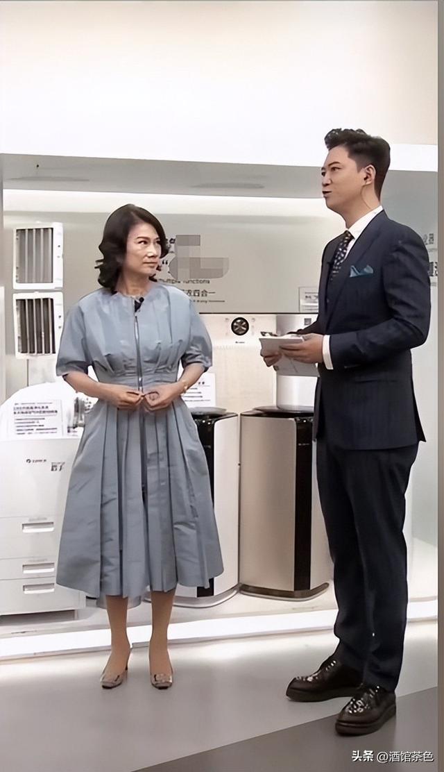 主持人李鑫现状：和家人在爱尔兰，陪读带货两不误，俩儿子都随妈