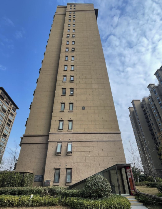 老师对孩子体罚，并将罚站照片发进家长群后，厌学男孩从18楼跳下！律师：学校不需要承担责任