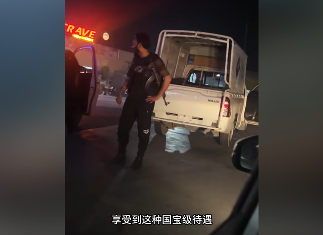 中国男子游巴基斯坦，警察一路暖心护送，却遭司机半夜盯梢要钱！