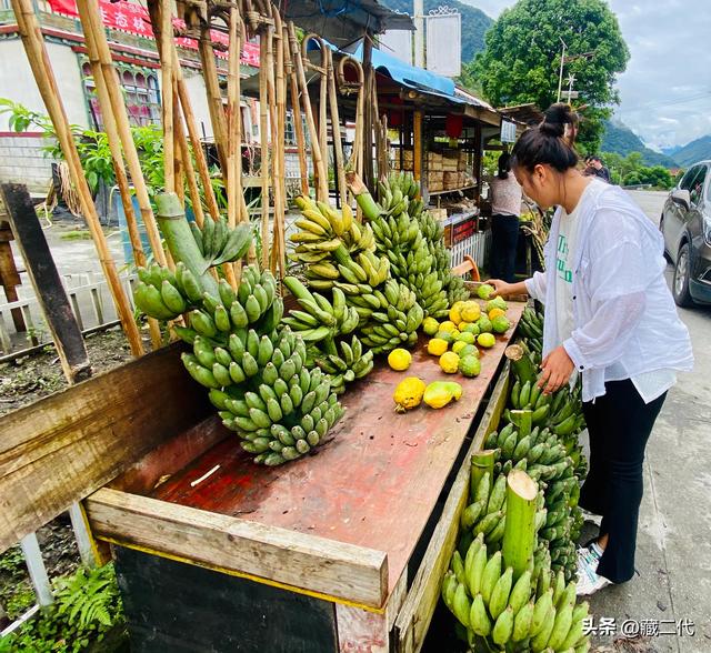 在墨脱吃午餐：一份红烧肉一盘豆腐一听可乐，164元到底贵不贵？