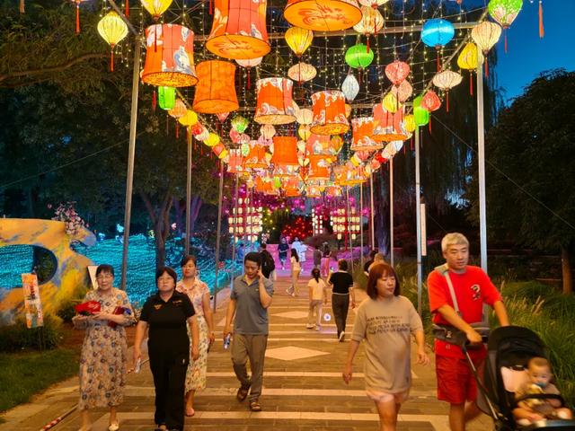 刷爆朋友圈的童话秘境!点击开启蘑幻夜花园观“光”图鉴