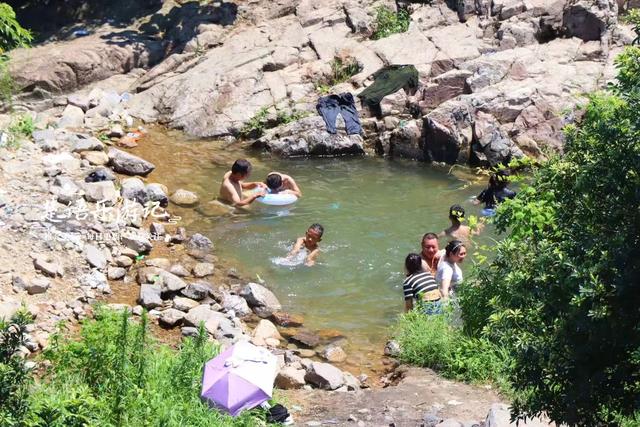 浙江宁波的玩水古道，山石奇峻潭瀑成群，确实很秀丽但雨后更美