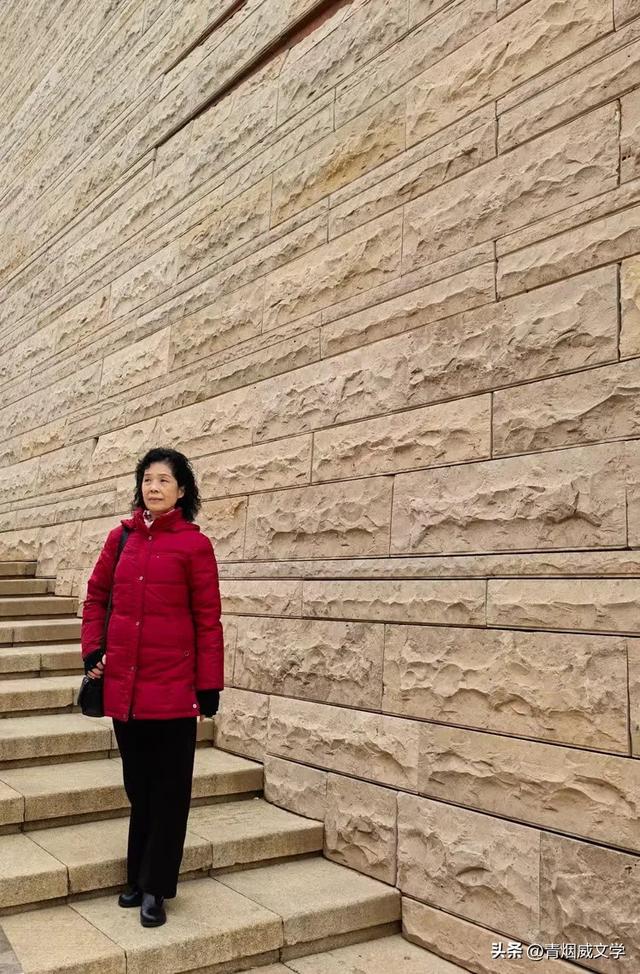 盘龙悠远银杏黄 水中学友情谊长