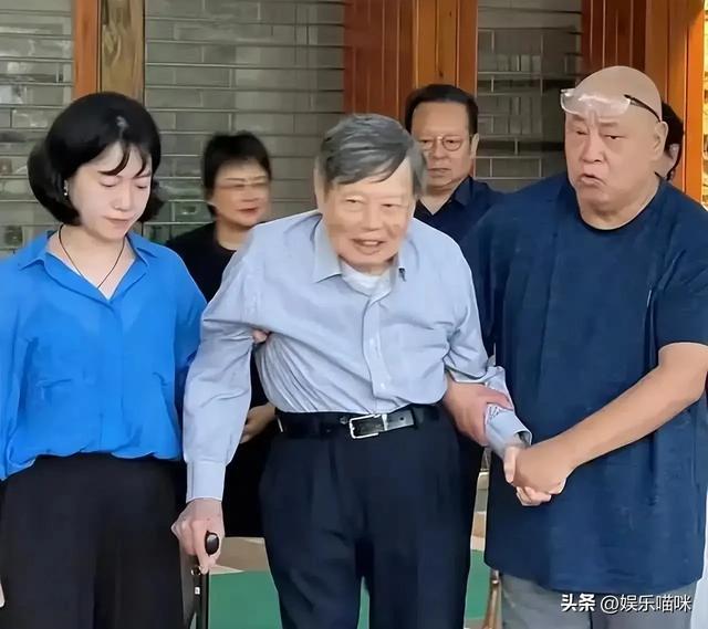 她28岁赌上一切跟了大54岁杨振宁，21年后，这场豪赌结局如何？