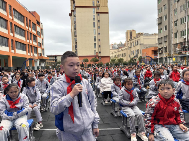 中国科学院科学家科普报告广元行之走进宝轮一小