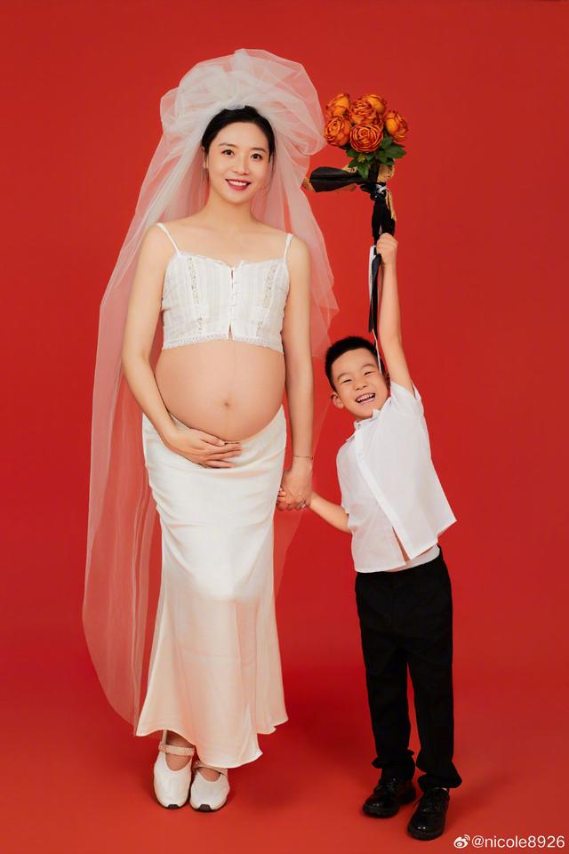 魏秋月官宣二胎喜讯，接生婆居然有外国洋大夫，如今儿女双全！