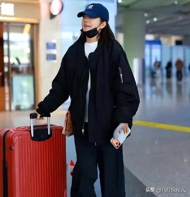 落地凤凰不如鸡！赵薇回老家探亲，全副武装包裹，不敢露脸怕见人