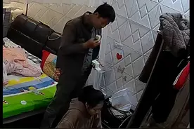老婆给孩子辅导作业，丈夫悠闲吃零食，遭暴击，网友评论扎心了图片