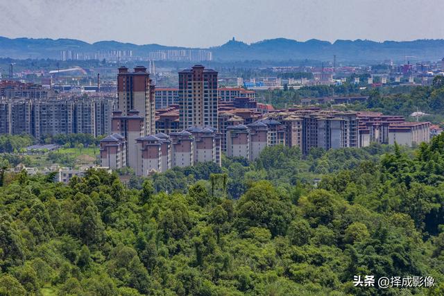 登“尊师亭”，揽西川景