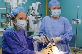 “我还这么年轻！”仅十几分钟，女孩肚子痛到紧急送医，一查崩溃……图片