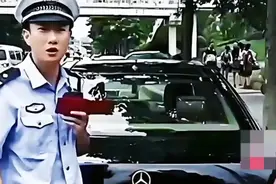 “网红交警”因豪车女主离职？官方发声图片