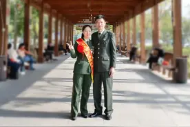 女兵光荣退伍，老兵带娃接站图片