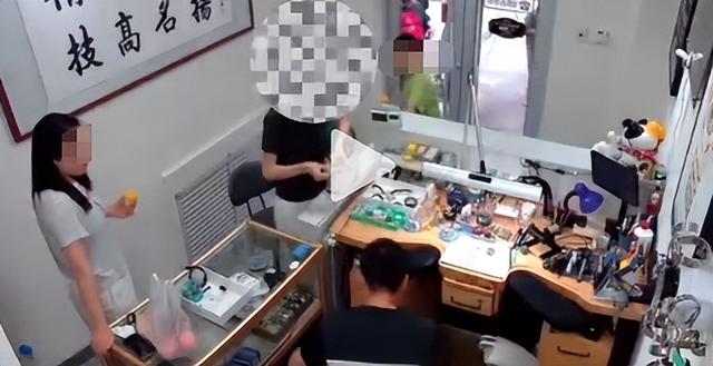 大叔免费给女子修玩具，不小心烫出印子，女子生气要1300元赔偿