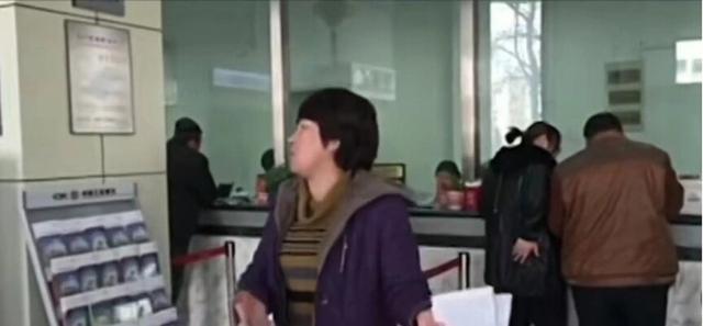 商丘36岁银行女经理家中自缢:丈夫已死	，储户赔偿难，银行不担责