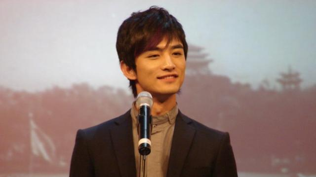 06年参加加油好男儿的张晓晨帅气自信迷人如今变成成熟稳重男人。