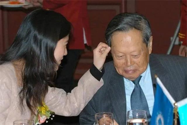 杨振宁离世仅半月，翁帆近况曝光，入职清华没编制，明年剑桥留学