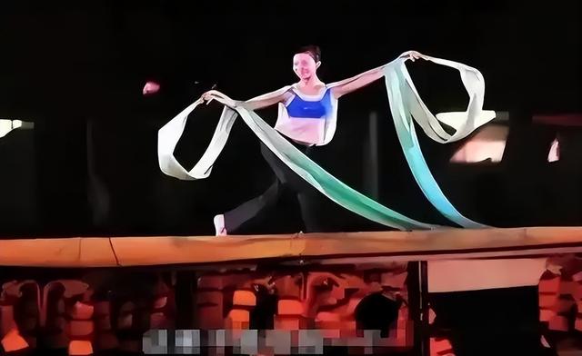 她成功挤走央视导演原配，上位1个月就终身瘫痪，外界议论是报应