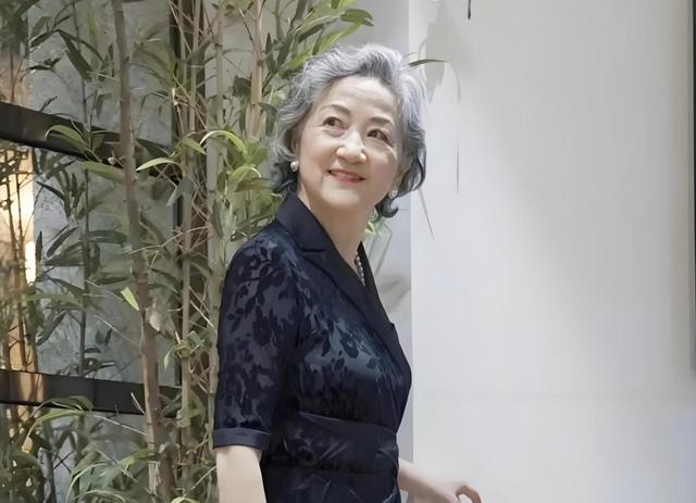 上海71岁老太卖房自驾旅游 , 9年没回家 , 坦言：不会给亲人留一分钱