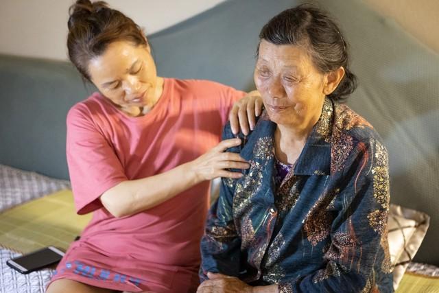 97年迪斯科舞厅，一个穿红裙的女人，在我耳边吹了口气