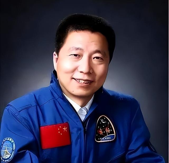 我国首位航天员杨利伟，被授予少将军衔，退休后能享受什么待遇？