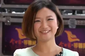 女孩火车上一见钟情，事后苦寻帅哥表白，岂料门打开女孩尴尬不已图片