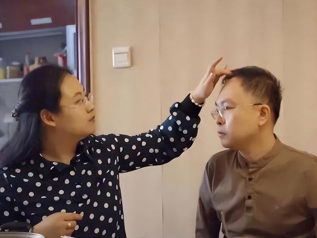 世道不公！蔡磊妻子不再隐瞒，自曝真实处境，6岁儿子成"牺牲品"