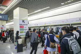 五一假期 郑州地铁加密班次延时运营保障乘客出行图片