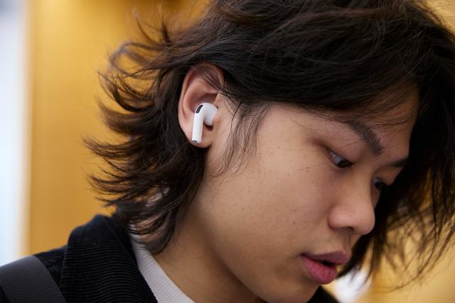 AirPods 充电提醒功能上线！ iOS 26 让你不再忘记帮耳机充电