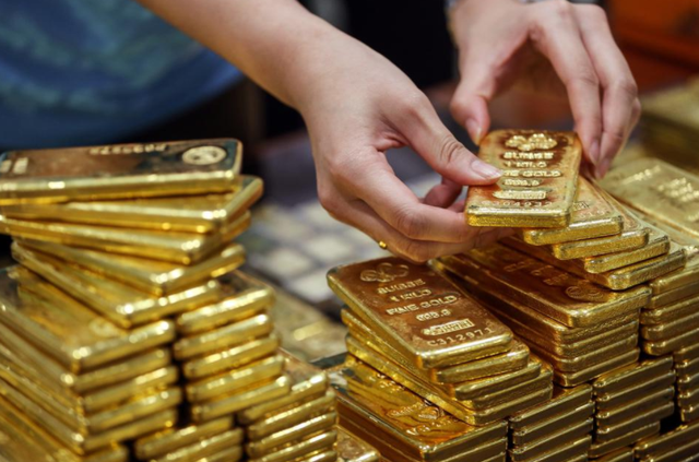 别盲目买黄金！央行购金放缓，企业却要疯买，普通人咋跟风能稳赚
