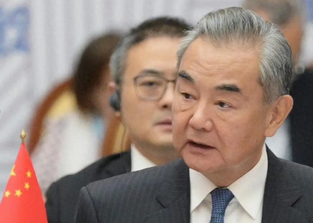 见完莫迪一面后，中方专机并未飞回北京，立马改道去了巴基斯坦