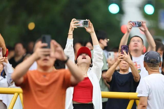 新民大街太火爆了！长春很多人都去了！今天咱也必须去！