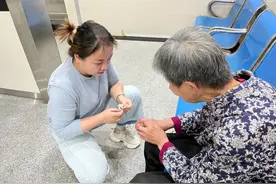 【暖警】民辅警接力照料受伤老人，暖心陪伴护送归家图片