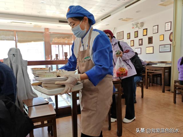 对比北京两家店焦圈价格，就能看出来王府井这边卖吃的有多宰人