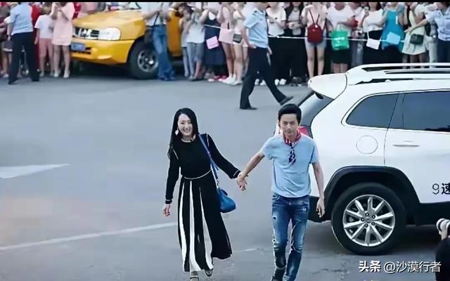 51岁的何炅，牵手54岁的杨钰莹，年过半百的俩人，画面感超温馨的