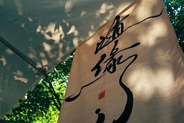 去了一个超绝松弛感小城，比起当卷王，这里的人更爱“活在当下”