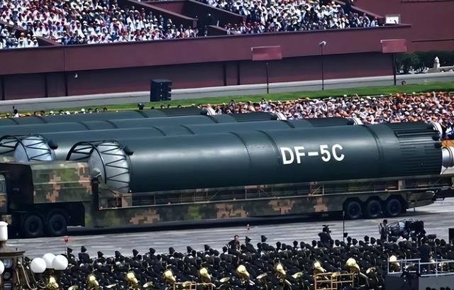 美国就算一动不动，中国20年也追不上？九三阅兵后，局势已被改写