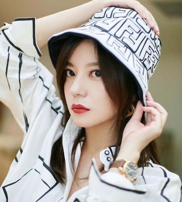 封杀四年，49岁赵薇突传消息，因胃癌去世传闻5个月前就真相大白