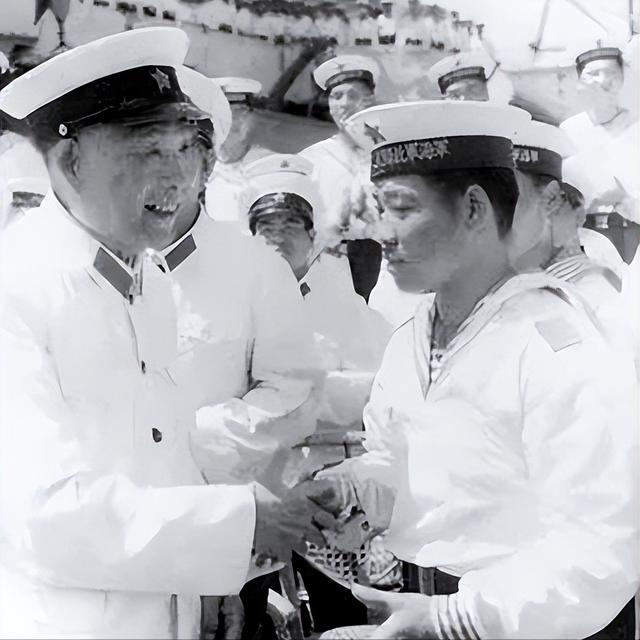 此人是开国大将，6个儿子中有3将军2副主席1副部长，虎父无犬子！