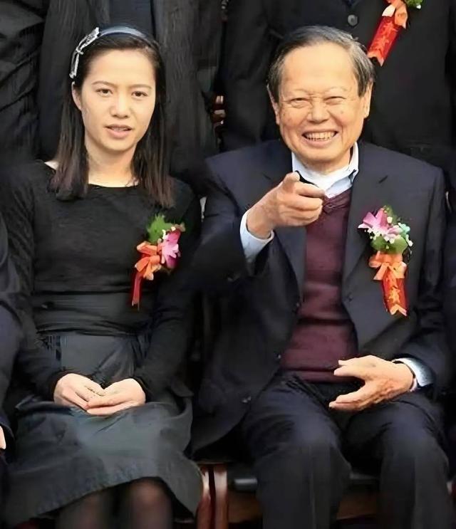 杨振宁去世后，翁帆再发文，49岁无子女的她，早已被安排好了后路