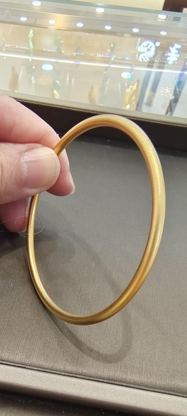奉劝大家一句，把金镯子金项链都收起来，低调真的能保护自己